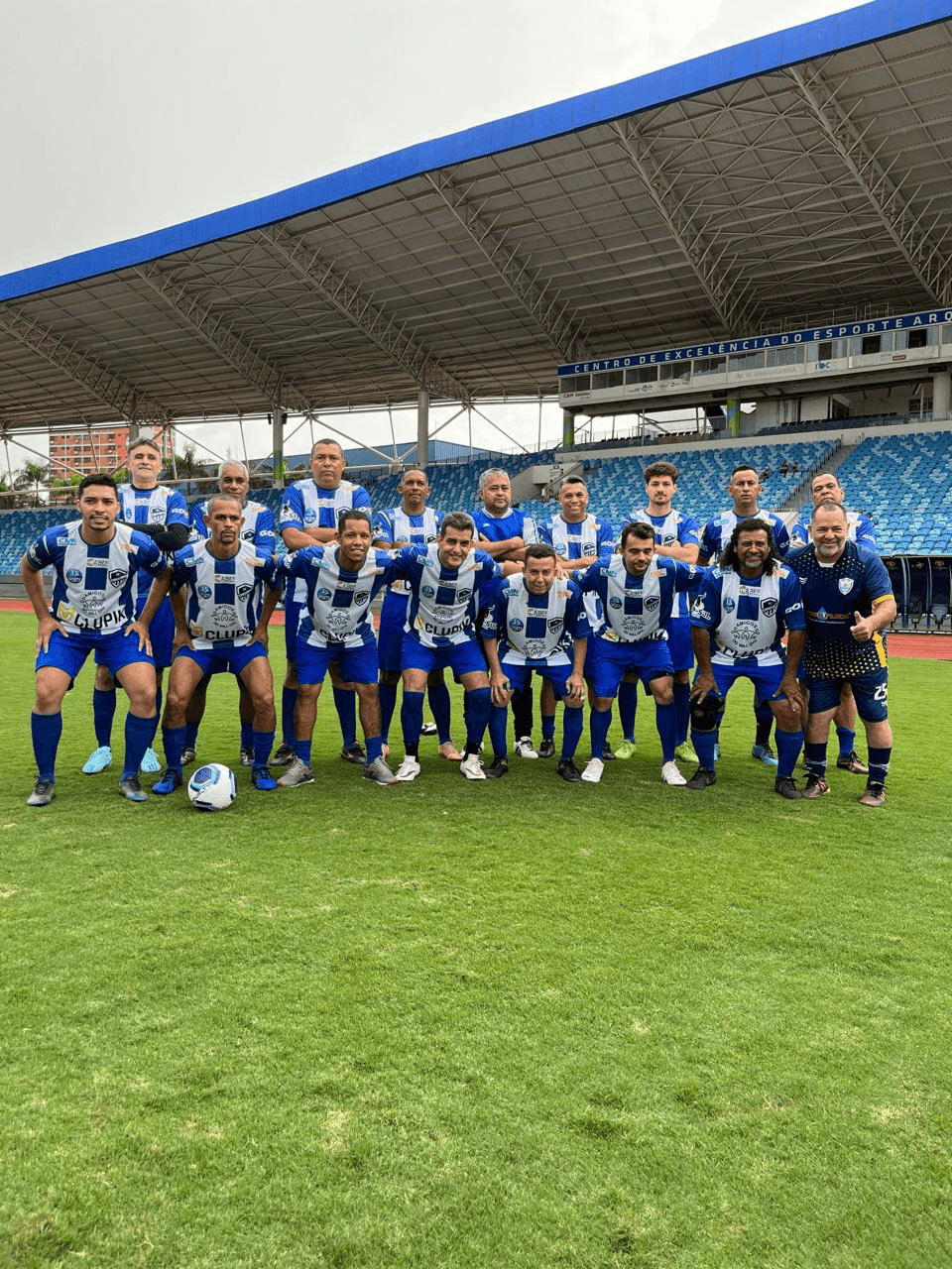 Adelson Moura em campo com o time