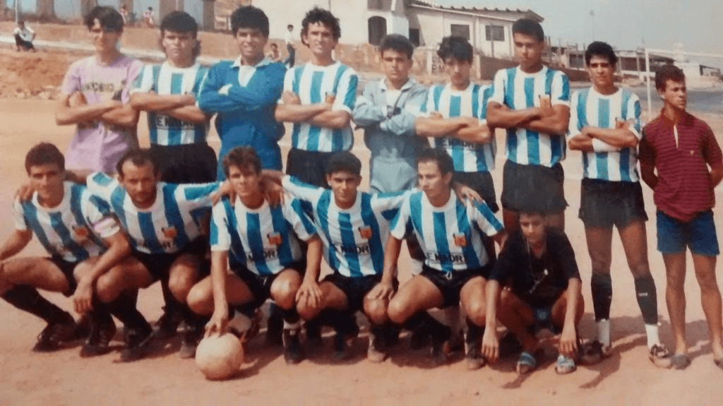 Adelson Moura jogando futebol