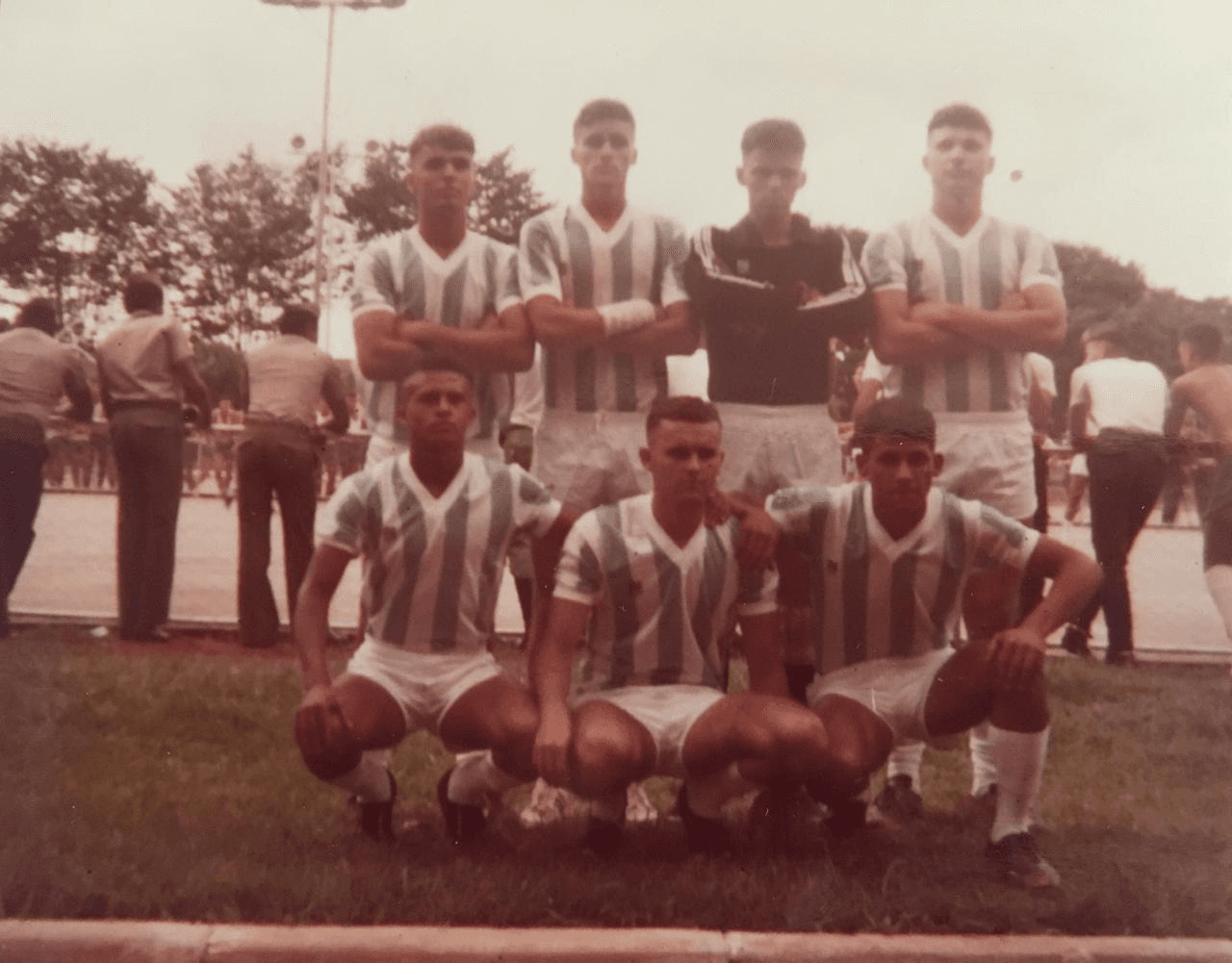 Adelson Moura com companheiros de equipe