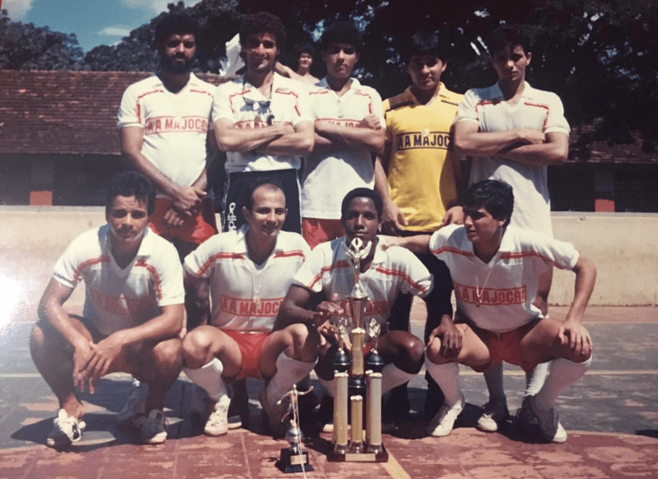 Adelson Moura comemorando conquista com a taça